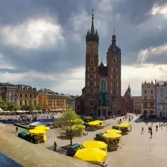 Mały odkrywca na Rynku Głównym w Krakowie. Tu są fajne miejsca w Krakowie dla młodzieży, nawet dla najmłodszych!