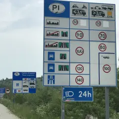 Znaki drogowe informują o limitach prędkości na drodze dwupasmowej: 50, 70, 80, 90, 100, 120, 140 km/h.