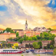 Widok na Belgrad, Serbia, z rzeką i statkami. Wjazd do miasta pod malowniczym, zachodzącym słońcem.