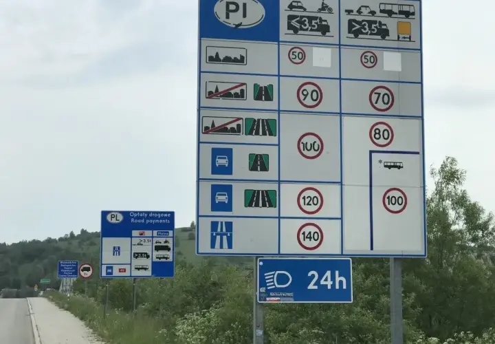 Znaki drogowe informują, ile można jechać poza terenem zabudowanym: 50, 70, 80, 90, 100, 120, 140 km/h.