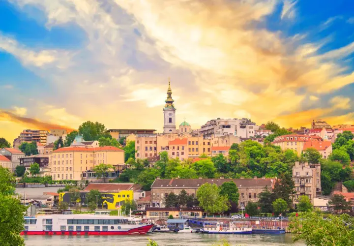 Widok na Belgrad, Serbia, z rzeką i statkami. Wjazd do miasta pod malowniczym, zachodzącym słońcem.