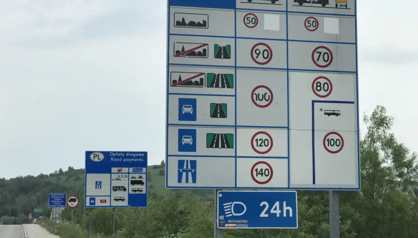 Znaki drogowe informują o limitach prędkości na drodze dwupasmowej: 50, 70, 80, 90, 100, 120, 140 km/h.