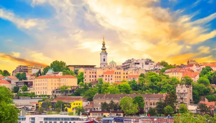 Widok na Belgrad, Serbia, z rzeką i statkami. Wjazd do miasta pod malowniczym, zachodzącym słońcem.