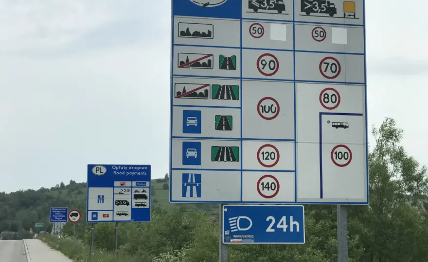 Ile można jechać na drodze dwupasmowej? Limity w Polsce