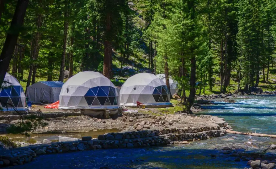 Glamping nad jeziorem - na co zwrócić uwagę przed rezerwacją