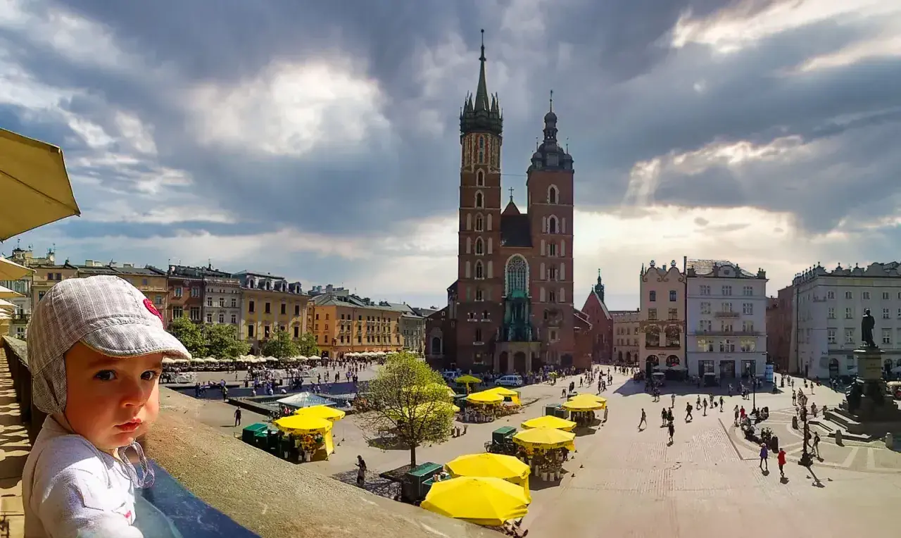 Mały odkrywca na Rynku Głównym w Krakowie. Tu są fajne miejsca w Krakowie dla młodzieży, nawet dla najmłodszych!