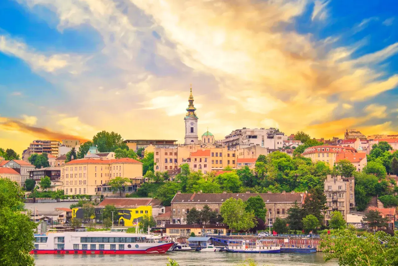 Widok na Belgrad, Serbia, z rzeką i statkami. Wjazd do miasta pod malowniczym, zachodzącym słońcem.