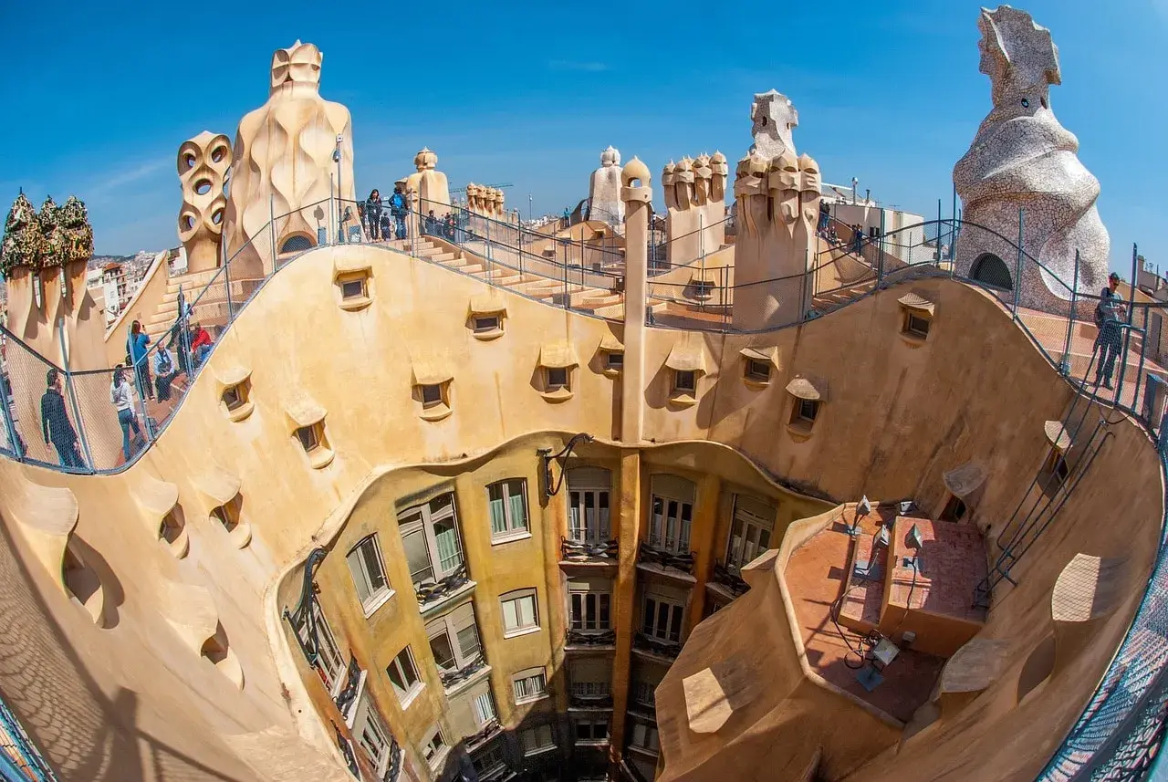Niesamowity dach Casa Batlló w Barcelonie, idealne miejsce na rodzinne zwiedzanie. Dzieci zachwycone!