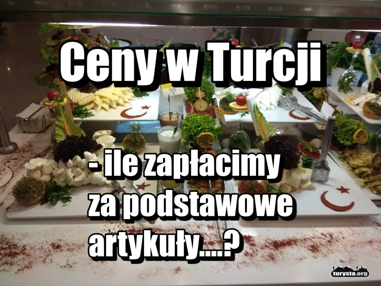 Tureckie ceny w sklepach: ile zapłacimy za podstawowe artykuły? Bufet z serami, warzywami i przekąskami.