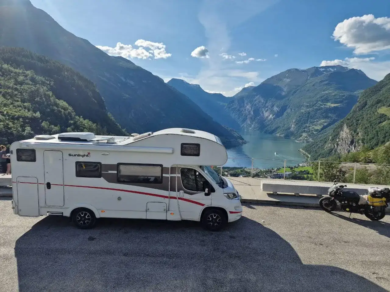 Kamper w malowniczej Norwegii, gotowy na przygodę. Widok na fiord zapiera dech w piersiach. Idealny camping norwegia.