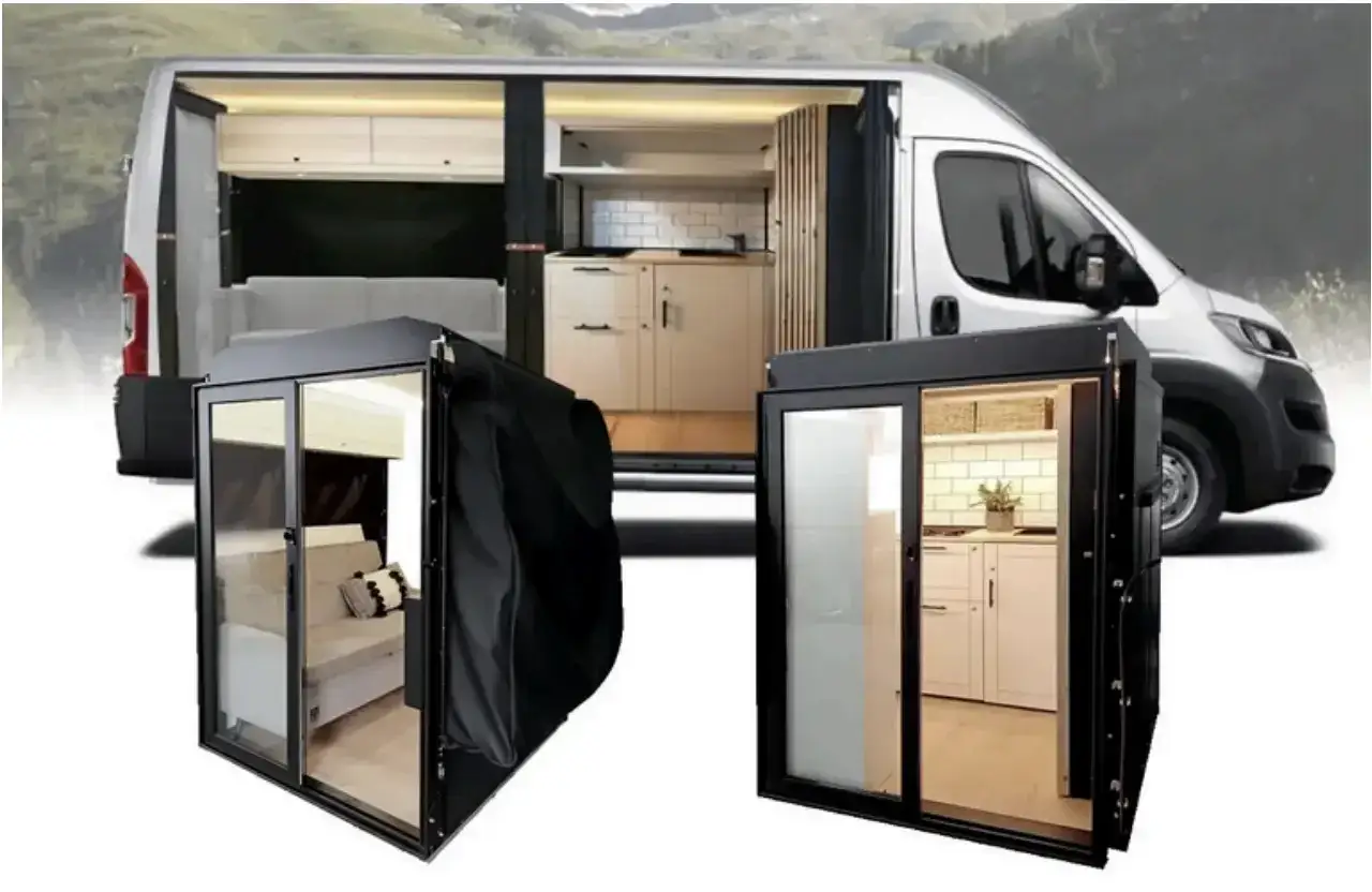 Modułowy camper system: dwie wysuwane kabiny - jedna z ł&oacute;żkiem, druga z aneksem kuchennym, obok białego vana.