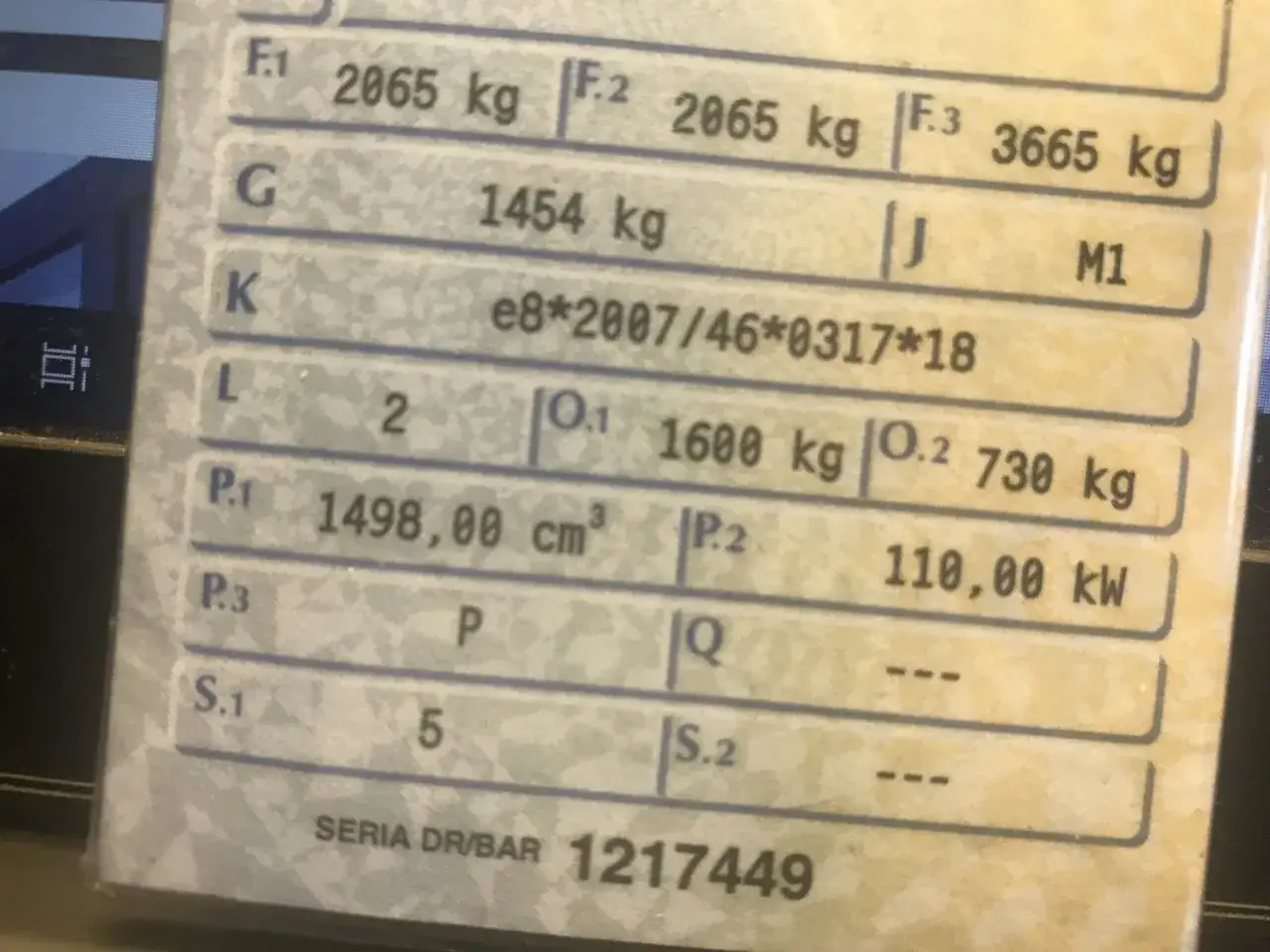 Dane techniczne pojazdu: masa własna 1454 kg, masa przyczepy z hamulcem 2065 kg, bez hamulca 3665 kg.
