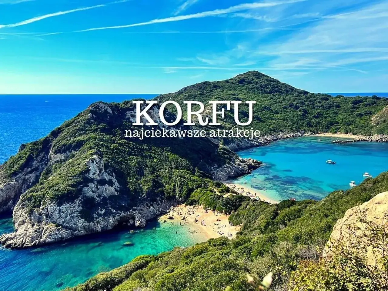 Widok na zatokę z krystalicznie czystą wodą i plażą. Korfu, gdzie najlepiej odpocząć wśród zieleni i błękitu.