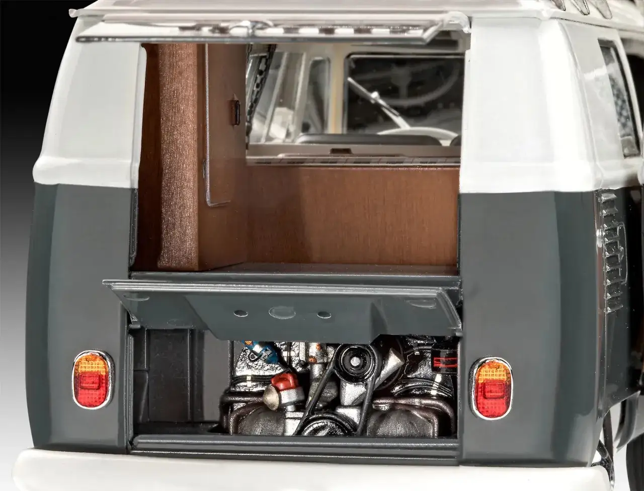 Model VW Ogórek z otwartą klapą silnika i wnętrzem.