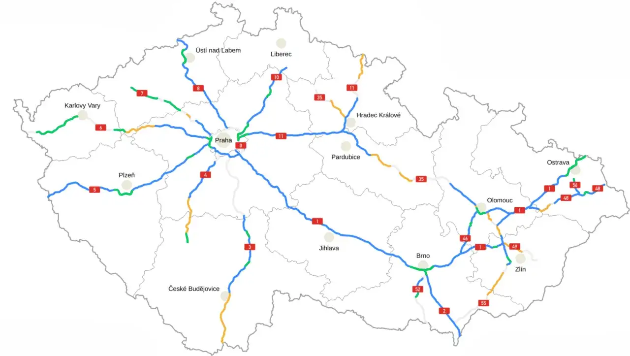Mapa Czech z zaznaczonymi drogami. Kolory wskazują na różne kategorie dróg, istotne dla opłat drogowych Czechy powyżej 3,5 tony.