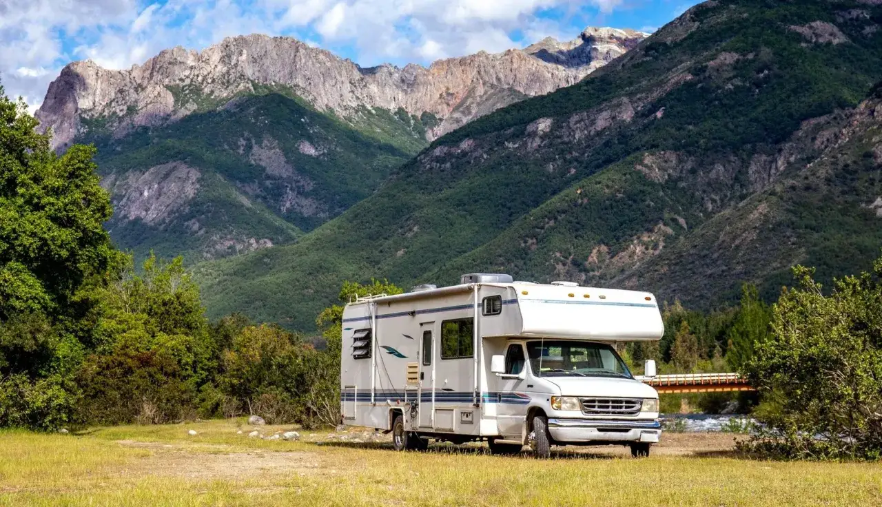 Kamper na tle g&oacute;rskich krajobraz&oacute;w. Idealne miejsce na camping Małopolskie dla miłośnik&oacute;w natury.