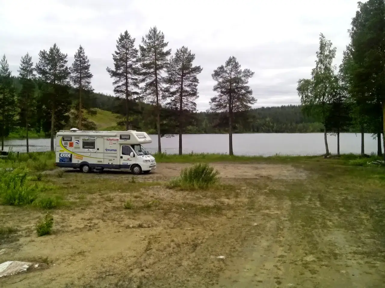 Kamper w Finlandii nad jeziorem, otoczony sosnami. Idealne miejsce na odpoczynek w naturze.