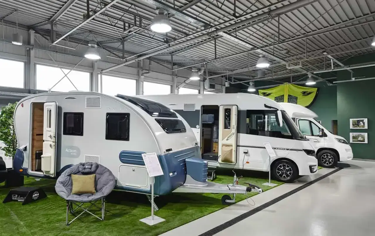 Nowi producenci kamper&oacute;w prezentują swoje modele: przyczepę kempingową i kampery w salonie.