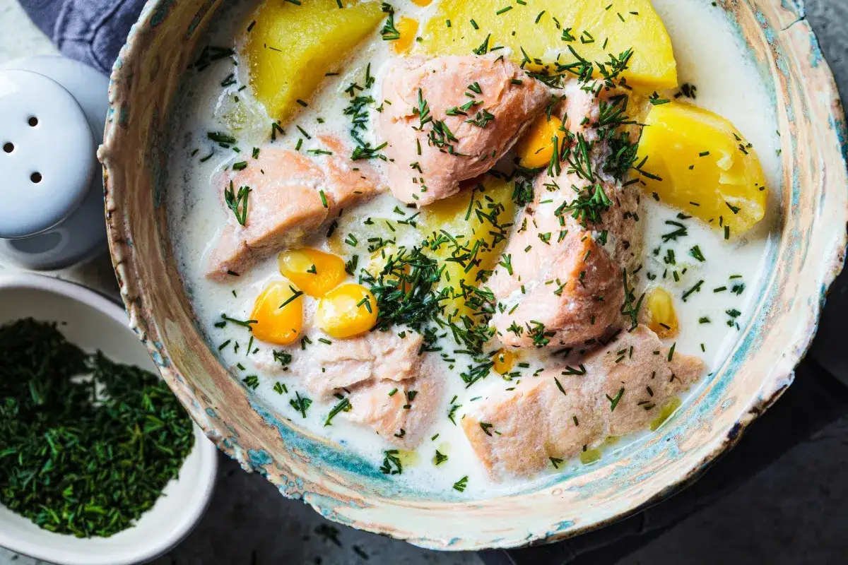 Łosoś w śmietanowym sosie z ziemniakami i koperkiem. Danie wygląda apetycznie, ale norwegia ceny w restauracjach mogą być wysokie.